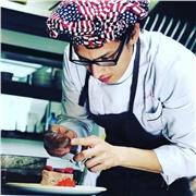 Soy un una persona con ganas de enseñar y transmitir mi experiencia culinaria, me gustaría ofrecer mi conocimiento a personas que tengan el mismo afán de aprender cocina.